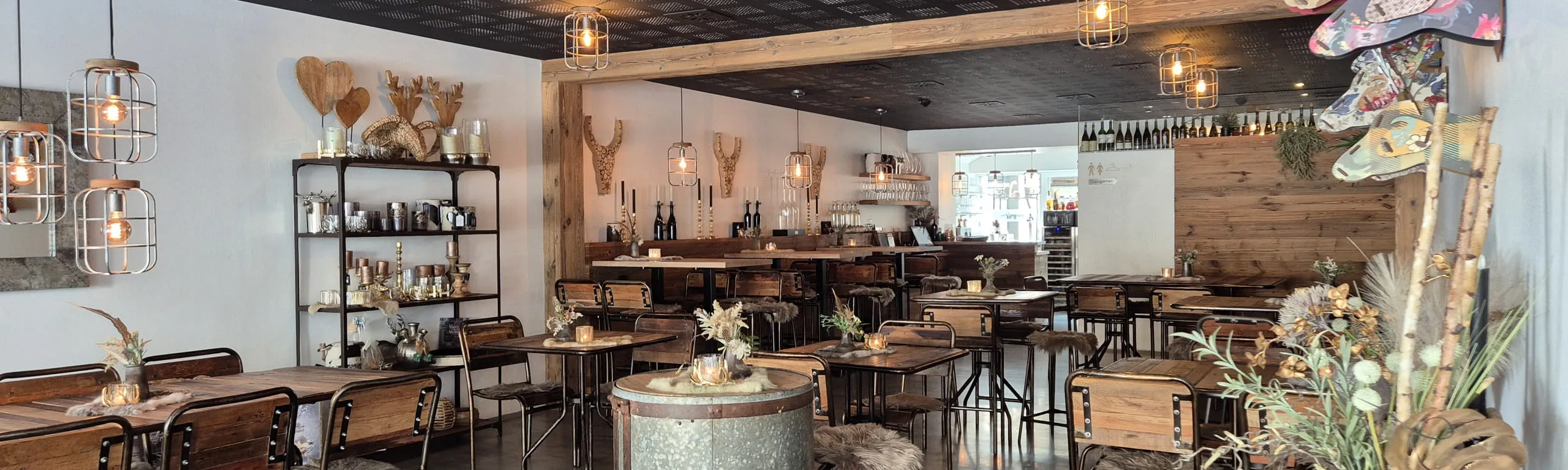 Modernes Restaurant mit Holzstühlen und Dekoration in warmen Tönen