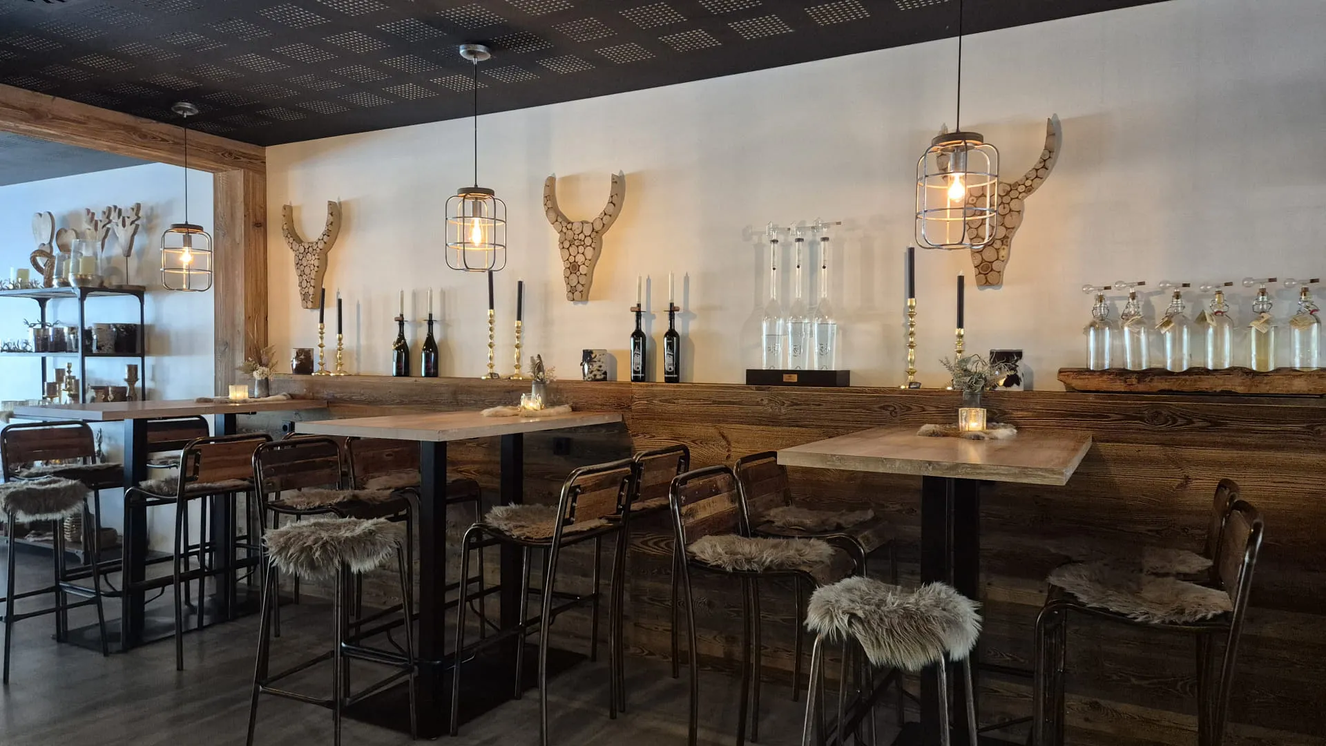 Modernes Restaurant mit Holztheke, Stühlen und dekorativen Elementen.